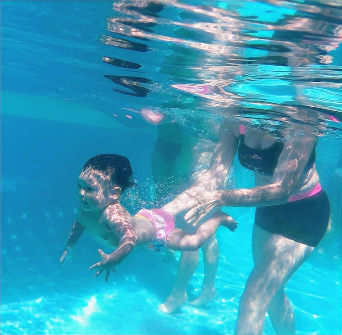 Attività di acquamotricità per un bambino accompagnato in piscina