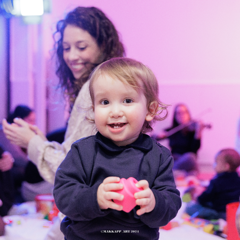 Bambino durante un incontro dedicato alle famiglie e alla genitorialità